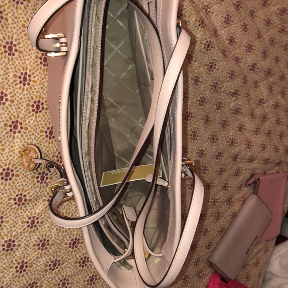 These is a big jet set for someone who travels, this would be a perfect. - Picture 7 of 8